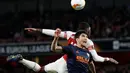 Duel udara pemain Valencia, Carlos Soler dengan gelandang Arsenal, Ainsley Maitland-Niles dalam leg pertama semifinal Liga Europa di Emirates Stadium, Jumat (3/5/2019). Sempat tertinggal, Arsenal berhasil mengalahkan tamunya, Valencia dengan skor 3-1. (Reuters/Paul Childs)