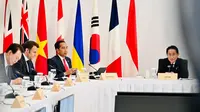 Presiden Joko Widodo saat menghadiri Konferensi Tingkat Tinggi (KTT) G7 sesi kesembilan dengan topik menuju dunia yang damai, stabil, dan sejahtera, yang digelar di Hotel Grand Prince, Hiroshima, Jepang, Minggu (21/5/2023). (Foto: Biro Sekretariat Presiden)