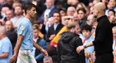 Pemain Manchester City, Rodri, meninggalkan lapangan usai menerima kartu merah saat melawan Nottingham Forest pada laga Liga Inggris di Stadion Etihad, Minggu (24/9/2023). Rodri diusir wasit setelah mencekik leher pemain Nottingham Forest, Morgan Gibbs-White. (AFP/Oli Scarff)