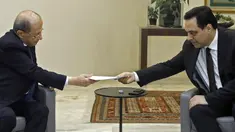 PM Lebanon, Hassan Diab (kanan) mengajukan pengunduran dirinya kepada Presiden Michel Aoun di istana presiden di Baabda, ibu kota Beirut pada 10 Agustus 2020. Pengunduran diri Diab dilakukan di tengah kemarahan rakyat atas ledakan besar di Beirut pada 4 Agustus lalu. (HO/DALATI AND NOHRA/AFP)