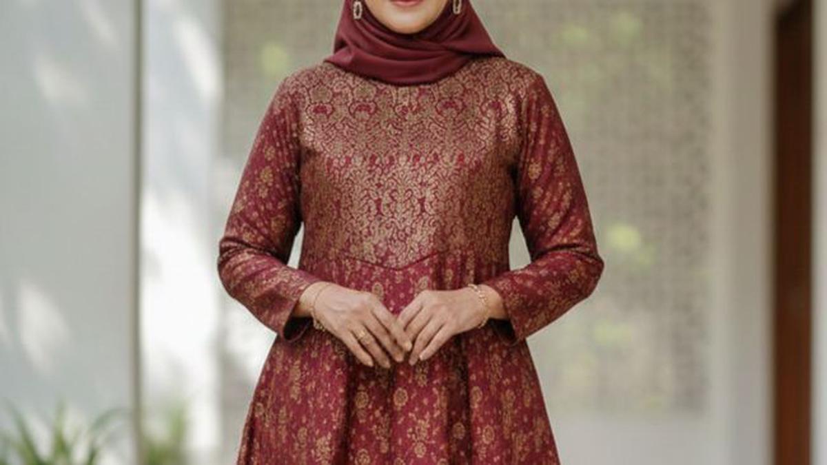 7 Gamis Batik Brokat Warna Maroon untuk Ibu 50 Tahun, Inspirasi Tampil Simpel Tapi Anggun