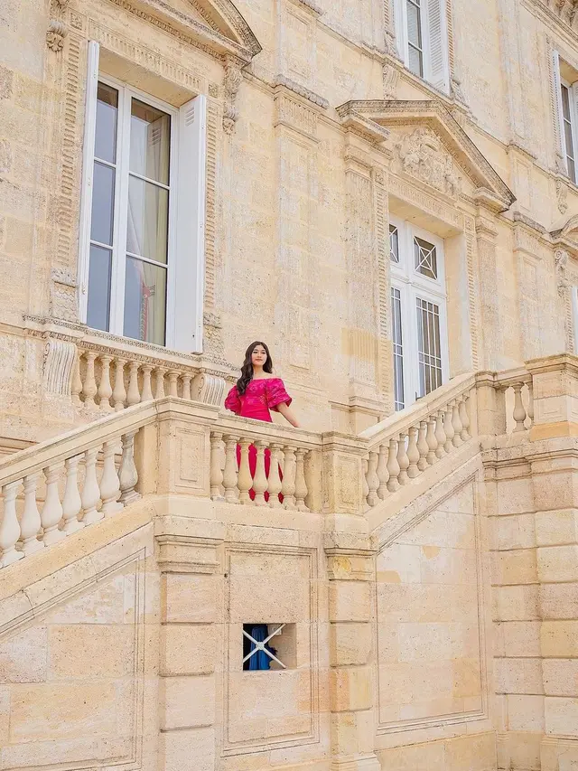 Pesona Cantik Erina Gudono yang Khas Perempuan Indonesia Kenakan Dress Kain Endek di Paris