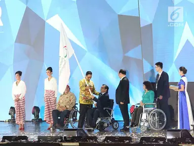 Gubernur DKI Jakarta Anis Baswedan menyerahkan bendera Asian Paralympic Committe kepada Presiden Para Committe Majid Rashed saat Penutupan Asian Para Games 2018  Stadion Madya, Gelora Bung Karno, Jakarta, Sabtu (13/10). (merdeka.com/Imam Buhori)