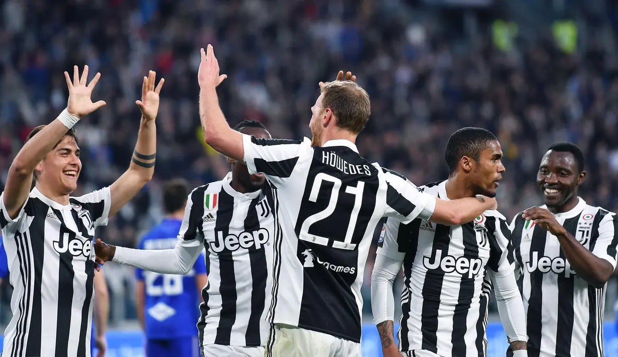 Para pemain Juventus merayakan gol yang dicetak Benedikt Howedes ke gawang Sampdoria pada laga Serie A di Stadion Allianz, Turin, Minggu (15/4/2018). Juventus menang 3-0 atas Sampdoria. (AFP/Alessandro Di Marco)