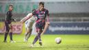 Pemain Rans Cilegon FC, Bima Ragil melakukan eksekusi penalti yang berbuah gol pertama ke gawang PSIM Yogyakarta dalam laga semifinal Liga 2 2021 di Stadion Pakansari, Bogor, Senin (27/12/2021). (Bola.com/Bagaskara Lazuardi)