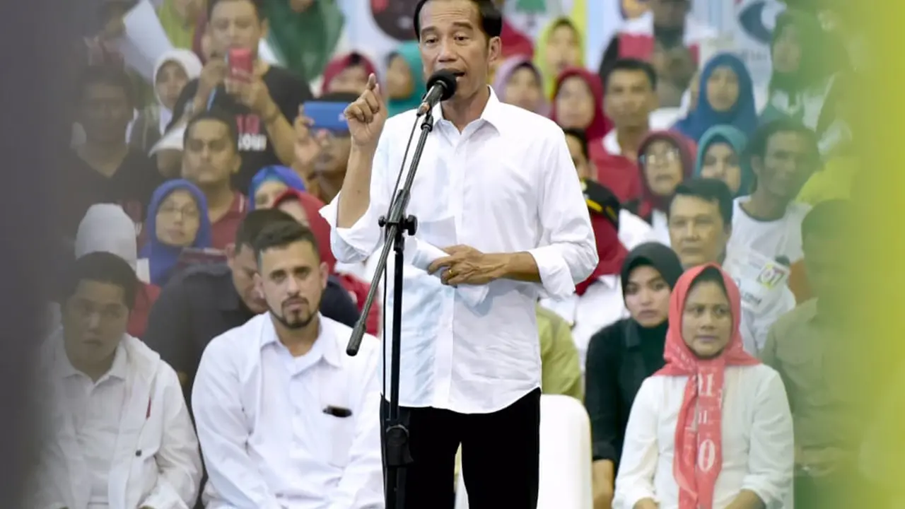 FOTO: Jokowi Tunjukkan Kartu Sakti Saat Kampanye di Probolinggo