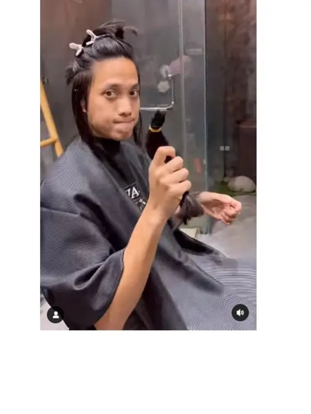 8 Potret Dikta Potong Rambut Gondrong, Beri Semangat Bagi Pejuang Kanker