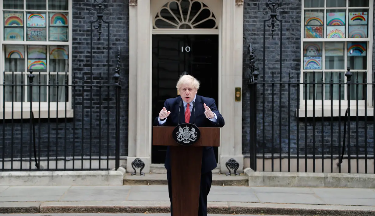 PM Inggris, Boris Johnson selesai memberikan pernyataan pada hari pertamanya kembali bekerja setelah pulih dari virus Corona di Downing Street, London, Senin (27/4/2020). Ini menjadi kemunculan pertama PM Johnson di depan publik setelah hampir sebulan terinfeksi COVID-19.  (AP/Frank Augstein)
