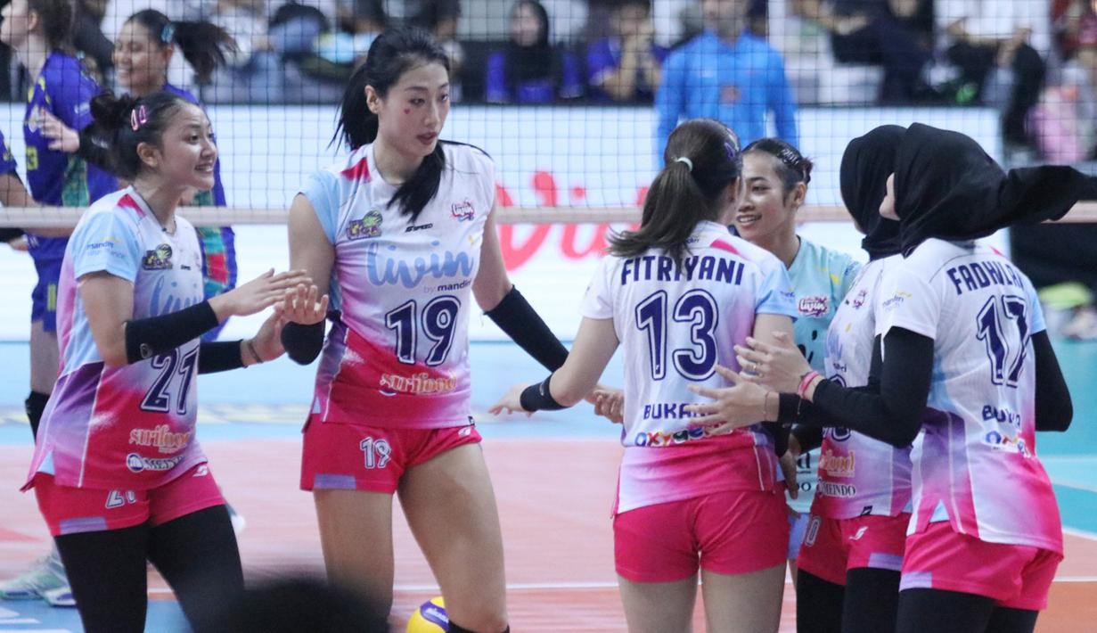 Liu Yanhan (kiri kedua) melakukan selebrasi dengan rekan satu timnya Jakarta Livin Mandiri pada laga Pekan 5 Putaran II PLN Mobile Proliga 2025 mengahadapi Jakarta Electric PLN di GOR Jalak Harupat, Bandung, Jawa Barat, Jumat (7/2/2025). (Dok. PBVSI)