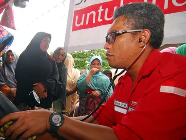 Petugas kesehatan memeriksa kesehatan warga korban gempa Pidie Jaya, Aceh di posko kesehatan bencana (22/12). Basarnas dan  tim SAR PT HM Sampoerna lakukan aski tanggap bencana (Istimewa)