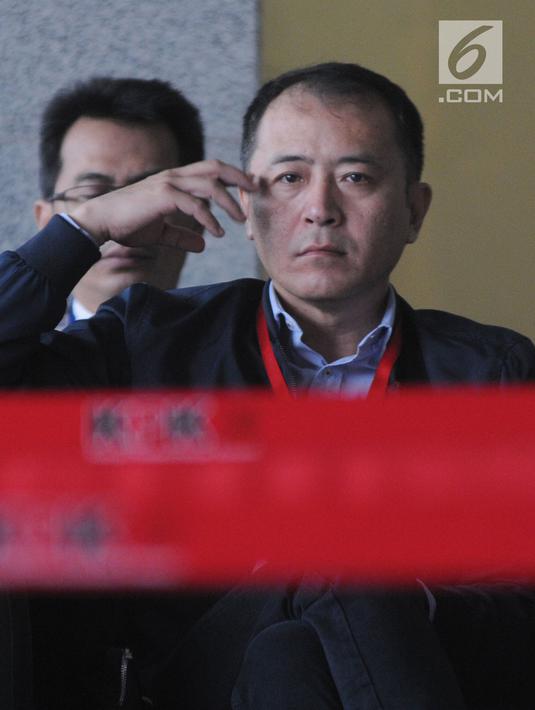 Presiden Direktur Lippo Cikarang, Toto Bartholomeus menunggu pemeriksaan di Gedung KPK, Jakarta, Jumat (9/11). Toto kembali diperiksa sebagai saksi untuk tersangka Kepala Dinas Pemadam Kebakaran Pemkab Bekasi Sahat MBJ Nahor. (Merdeka.com/Dwi Narwoko)