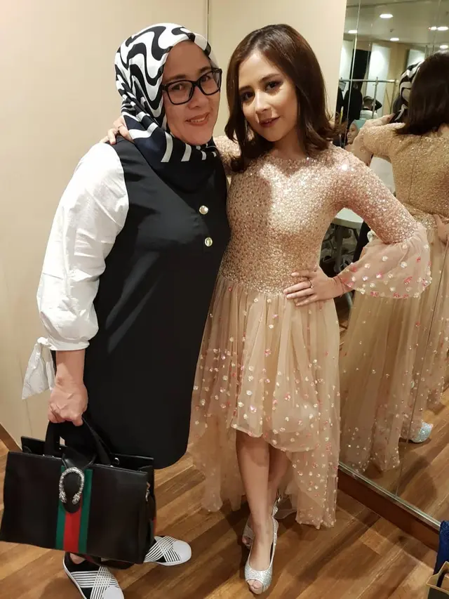 7 Potret Prilly Latuconsina dan Sang Ibunda, Kompak Banget