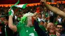 Para suporter Irlandia merayakan kemenangan atas Wales pada laga kualifikasi Piala Dunia 2018 di Stadion Cardiff City, Cardiff, Senin (9/10/2017). Wales kalah 0-1 dari Irlandia. (AP/Nigel French)