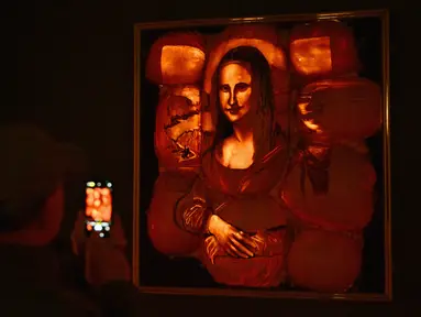 Sebuah labu yang diukir dengan bentuk lukisan Mona Lisa dipajang selama "The Great Jack O'Lantern Blaze" di Croton-on-Hudson, New York menjelang Halloween pada 25 Oktober 2023. (ANGELA WEISS / AFP)