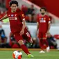 Gelandang Liverpool, Takumi Minamino menggiring bola saat bertanding melawan Crystal Palace pada pertandingan lanjutan Liga Inggris di di Stadion Anfield di Liverpool, Inggris (24/6/2020). Liverpool menang telak 4-0 atas Crystal Palace. (Phil Noble/Pool via AP)