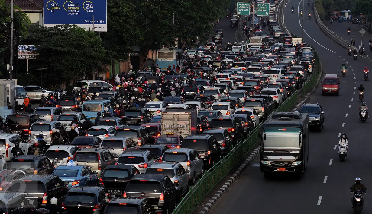 Kemacetan panjang terjadi di jalanan sekitar Terusan Casablanca, Kampung Melayu, Jakarta, Senin (18/7). Memasuki hari pertama masuk sekolah pasca libur Lebaran 2016, jalanan Jakarta kembali macet. (Liputan6.com/Johan Tallo)