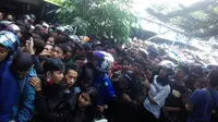 Bobotoh Rela Berdesakan sejak Pagi demi Selembar Tiket Persib