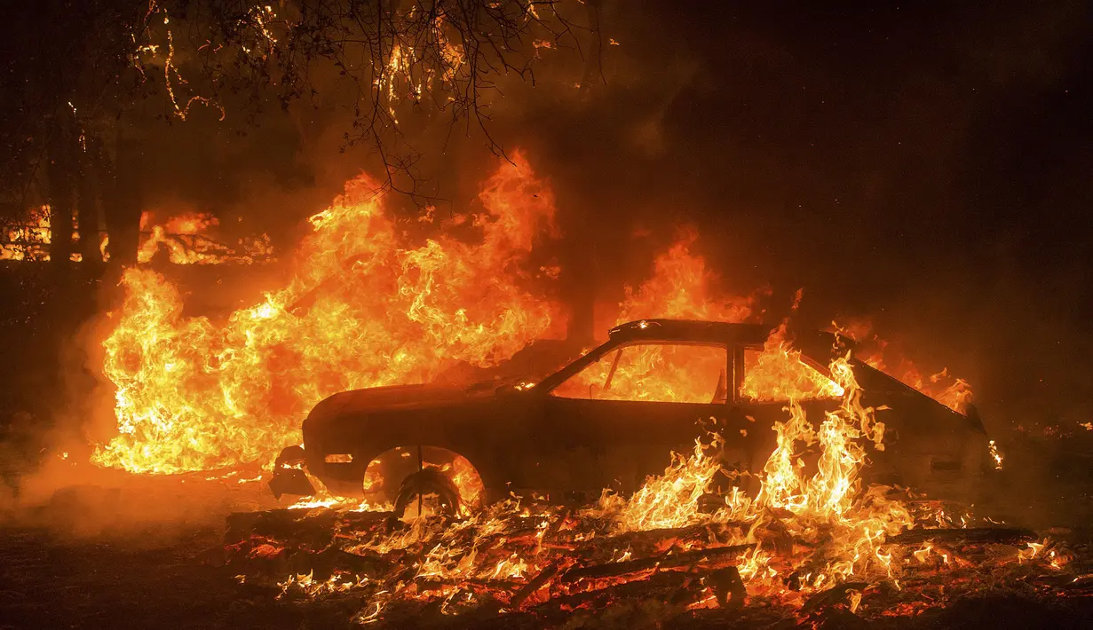 Sebuah mobil terbakar saat kebakaran yang terjadi di dekat Mountain Ranch , Kalifornia, Amerika Serikat, Jumat (11/9/2015). Gubernur Kalifornia, Jerry Brown mengumumkan keadaan darurat untuk wilayah Amador dan Calaveras. (REUTERS/Noah Berger)