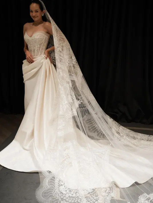 Begitupun Enzy Storia yang mengenakan veil full bordiran yang serasi dengan gaun bustiernya. [@monicaivena]