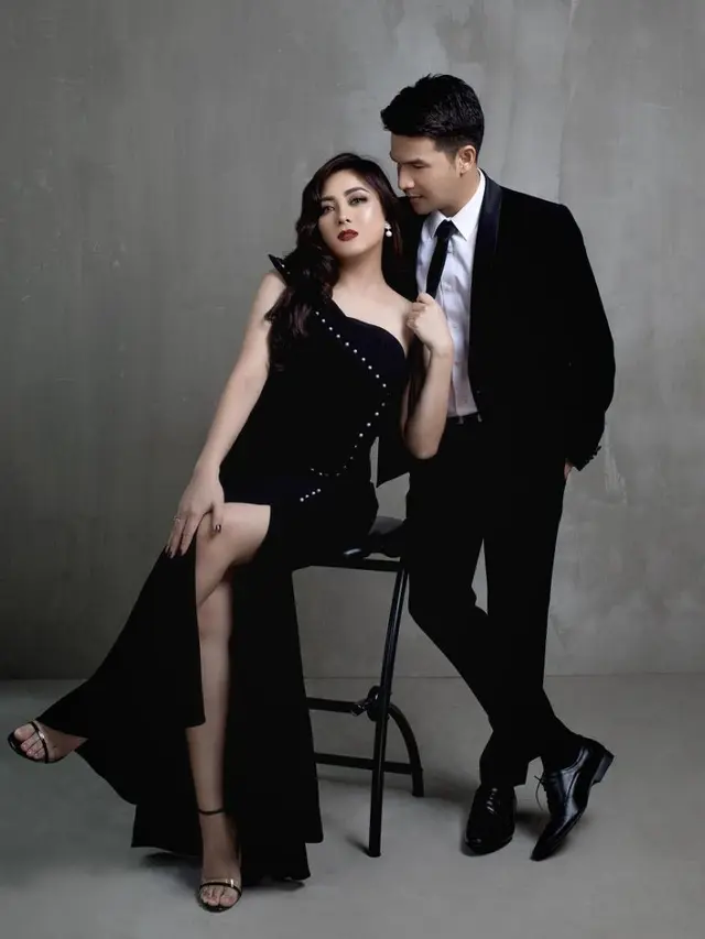 Dikabarkan Akan Bercerai, Ini 6 Potret Kebersamaan Jonathan Frizzy dan Sang Istri