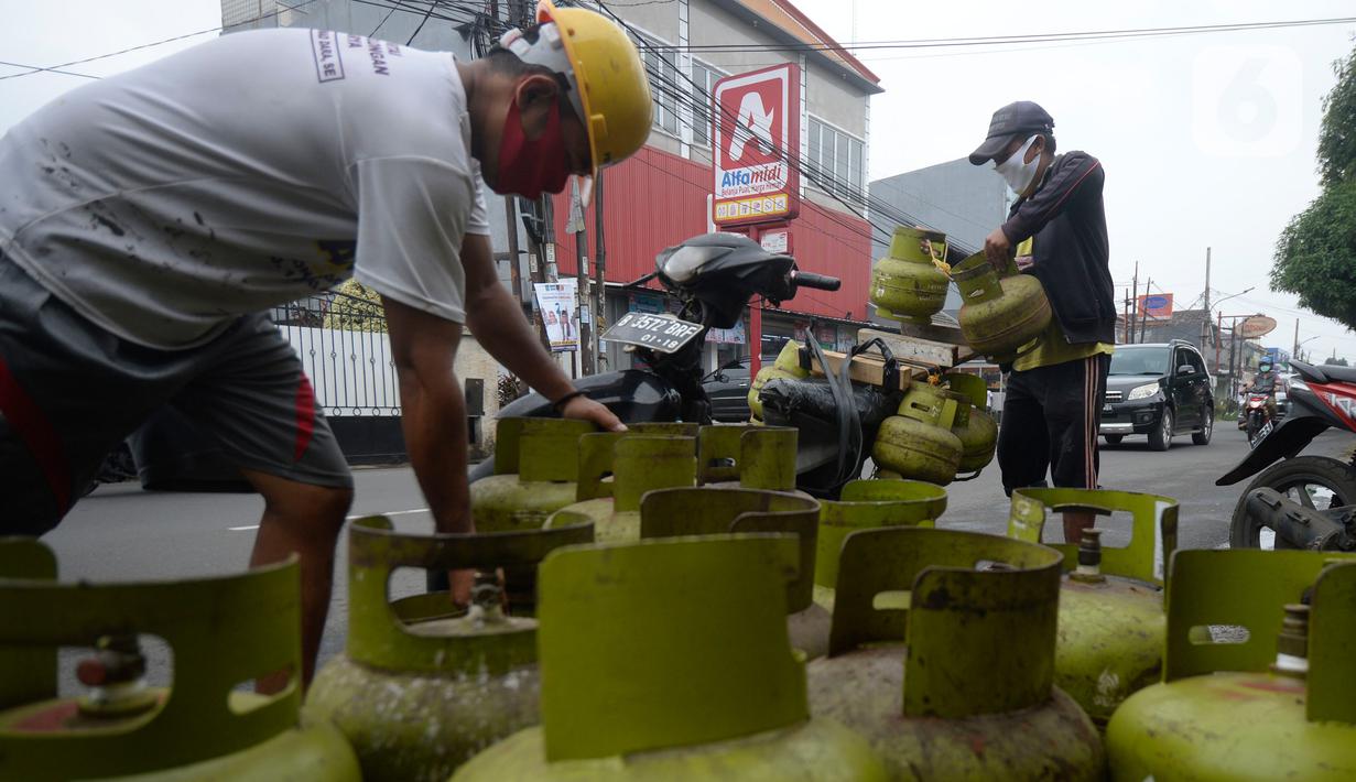 Pekerja menata tabung gas LPG 3 yang kosong sebelum pengisian ulang di agen LPG, Pamulang, Tangerang Selatan, Kamis (5/11/2020). Dalam dua bulan di masa pandemi ini, permintaan LPG subsidi 3 Kg ditingkat pengecer meningkat 5 persen untuk memenuhi kebutuhan masyarakat. (merdeka.com/Dwi Narwoko)