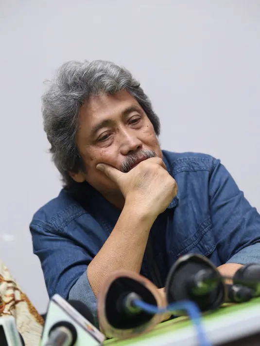 Saat sedang dirawat, kabar beredar menyebutkan bahwa musisi legendaris itu meninggal dunia. Hal itu dibantah oleh adiknya yang menyatakan itu berita hoax. (Andy Masela/Bintang.com)