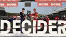 Pembalap Ducati, Francesco Bagnaia (kanan) dan pembalap Yamaha, Fabio Quartararo melakukan jabat tangan jelang seri terakhir MotoGP Valencia 2022 di Sirkuit Ricardo Tormo, Jumat (3/11/2022). (AFP/Javier Soriano)
