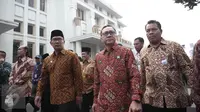 Wali Kota Bandung Ridwan Kamil (kiri) bersama Ketua MPR Zulkifli Hasan (tengah) menghadiri Perayaan peringatan Pancasila di Gedung Merdeka, Bandung, Jawa Barat, Rabu (1/6/2016). (Liputan6.com/Faizal Fanani)