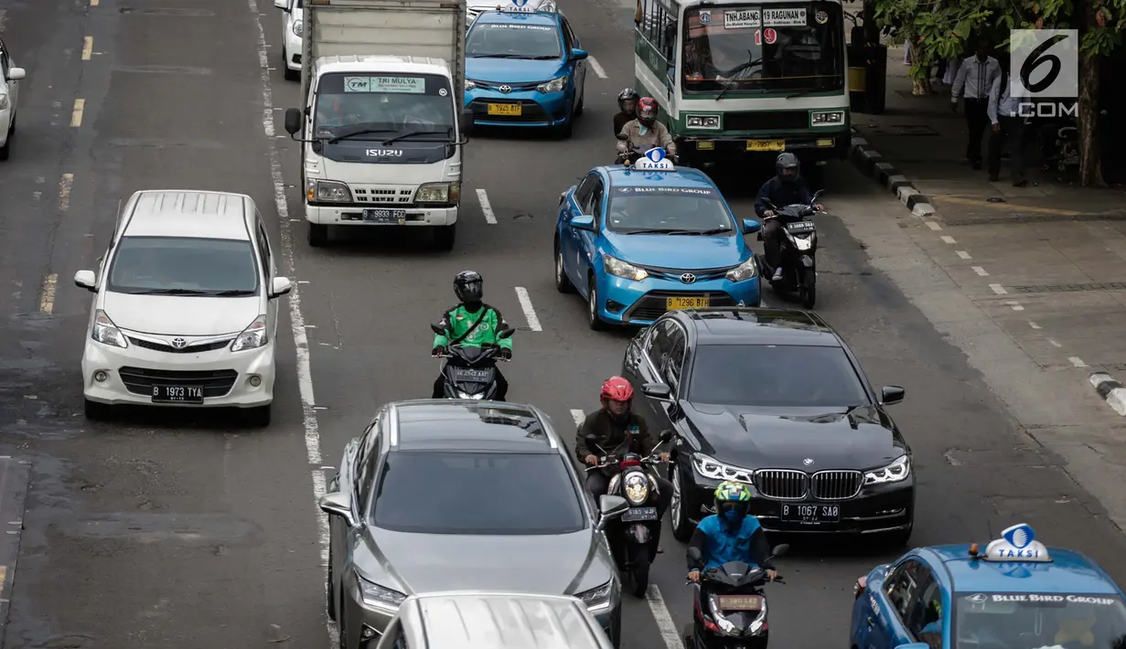 Pengendara sepeda motor melintasi Jalan MH Thamrin, Jakarta, Kamis (11/1). Kebijakan ganjil genap akan diberlakukan untuk menggantikan larangan melintas sepeda motor yang telah dicabut di Jalan MH Thamrin. (Liputan6.com/Faizal Fanani)