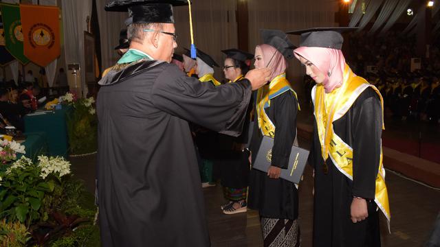 Indri Suwarti, anak kuli truk yang lulus dengan predikat Cumlaude di Unsoed, Purwokerto. (Foto: Liputan6.com/Unsoed/Muhamad Ridlo)