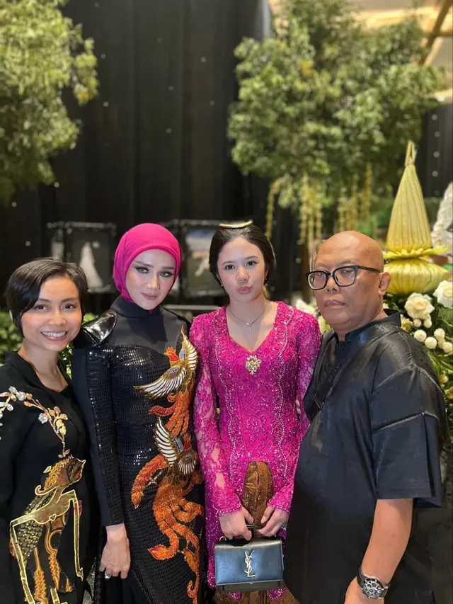 6 Potret detail gaya Mulan Jameela bersanding dengan suami di ngunduh mantu, menyala berkebaya fuchsia