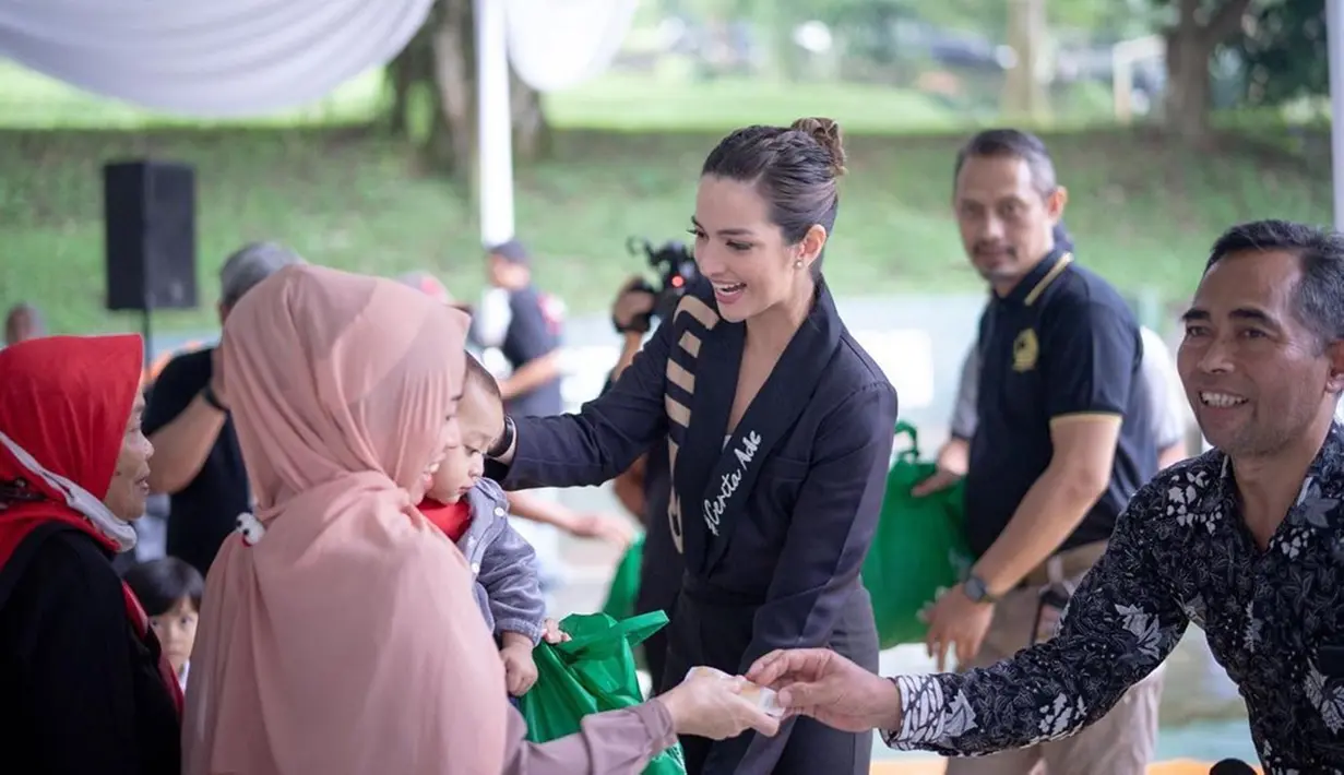 Bukan hanya aksi sosialnya saja yang menjadi perhatian netizen, namun penampilan wanita 32 tahun ini juga tak lepas dari sorotan publik. Pasalnya, aura Nia saat peluncuran novel serta bakti sosial terlihat elegan dan memesona. (Liputan6.com/IG/@ramadhaniabakrie)