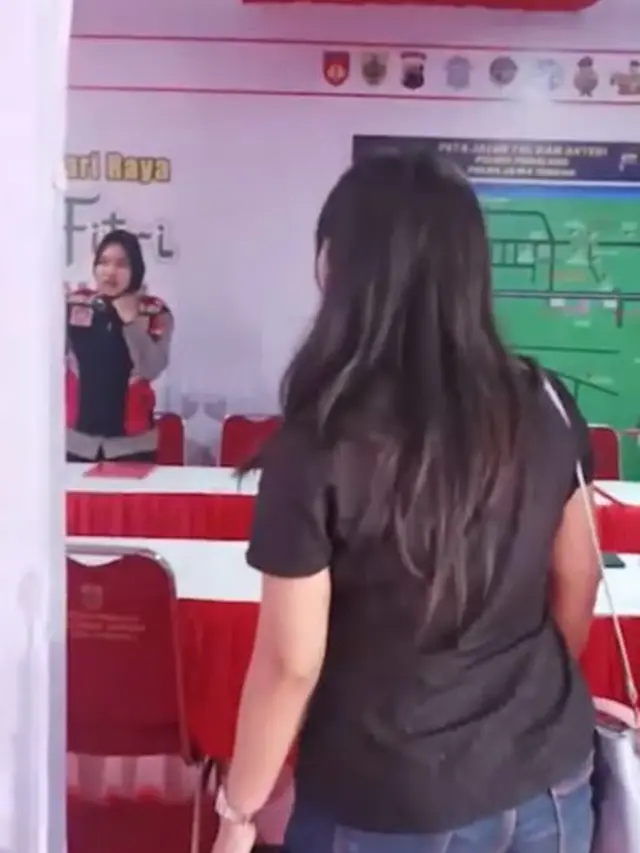 Dompet pemudik ditemukan Polwan yang sedang melaksanakan patroli sepeda di Pemalang. (Foto: Liputan6.com/Polres Pemalang)