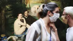 Sejumlah pengunjung yang mengenakan masker mengunjungi Musee d'Orsay saat museum itu dibuka kembali untuk umum di Paris, Prancis (23/6/2020). Musee d'Orsay (Museum Orsay) pada Selasa (23/6) membuka kembali pintunya untuk umum setelah sempat ditutup. (Xinhua/Gao Jing)