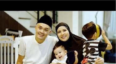 Ke Rumah Sakit Lakukan Vaksinasi Anak Tya Ariestya Pakai Face