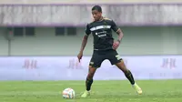 Pemain Dewa United, Alex Martins Ferreira mengontrol bola pada laga pekan pertama BRI Liga 1 2023/2024 antara Dewa United melawan Arema FC di Stadion Indomilk, Tangerang, Minggu (2/7/2023). (Bola.com/Bagaskara Lazuardi)