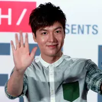 'Lee Min Ho mencoba untuk ke ruang istirahat bandara di China, tapi karena disana sangat penuh sesak, dia menelpon polisi untuk mengamankannya,' ujar penyelenggara acara. (Bintang/EPA)