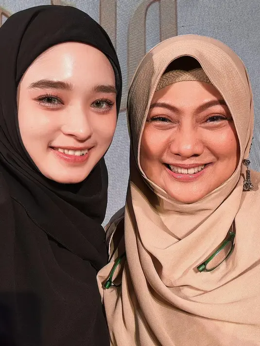 Pesona cantik terpancar Inara Rusli yang tampil chic dengan setelan outfit hitam. Ia bersyukur bisa bertemu dengan pendakwah dr. Aishah Dahlan dan istri calon Presiden Ganjar Pranowo. [Instagram/mommy_starla]