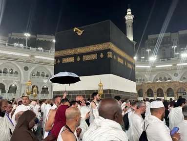 Umat Muslim berkumpul untuk salat di sekitar Ka'bah, kompleks Masjidil Haram, kota Makkah pada 2 Juni 2025. (Foto oleh AFP)