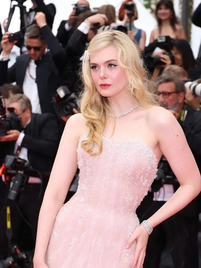 Elle Fanning Tampil Elegan bak Putri Disney dalam Balutan Gaun Pink di Festival Film Cannes