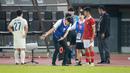 Pelatih Timnas Indonesia U-19, Shin Tae-yon memberikan instruksi saat matchday ketiga Grup A Piala AFF U-19 2022 antara Timnas Indonesia U-19 melawan Timnas Thailand U-19 di Stadion Patriot Candrabhaga, Bekasi, Jawa Barat, Rabu (06/07/2022). (Bola.com/Bagaskara Lazuardi)