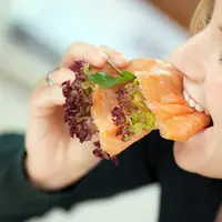 Ada beberapa makanan lezat malah berdampak menurunkan hasrat makan mulai dari daging tanpa lemak hingga salmon. 