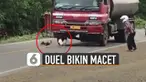 Mereka sibuk saling menyerang hingga buat truk dan kendaraan lain berhenti.