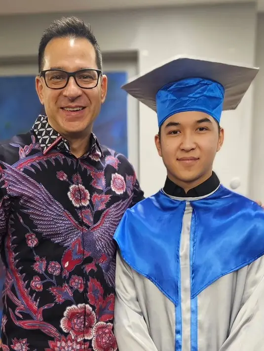 Sebelumnya, Ari membagikan momen menghadiri acara wisuda putranya, Kenzo. "Congratulations Kenzo,we both are so proud of you. @ Acara Wisuda Middle School Highscope," tulis Ari Wibowo. [Instagram/ariwibowo_official]