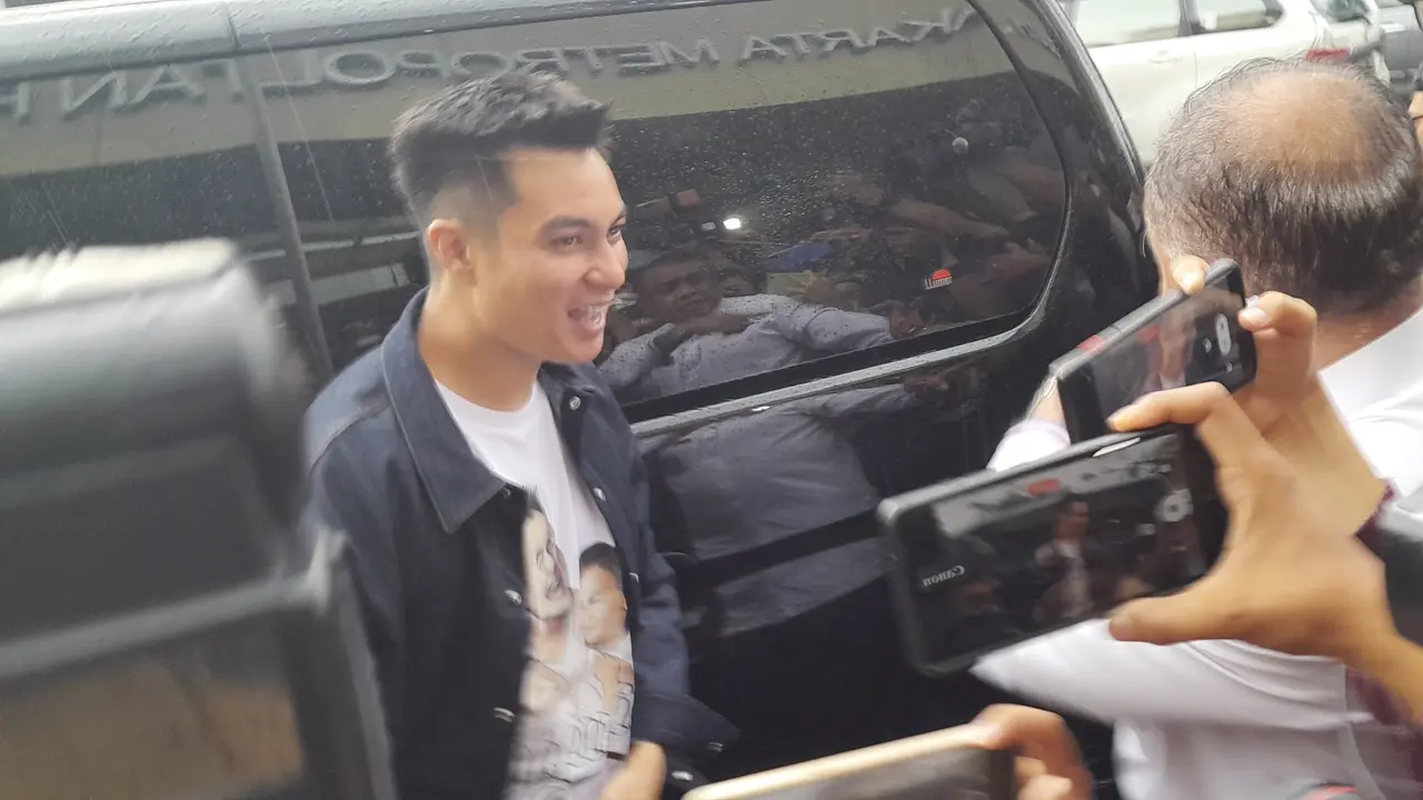 Baim Wong tiba di Polres Metro Jakarta Selatan, Jumat (7/10/2022). (