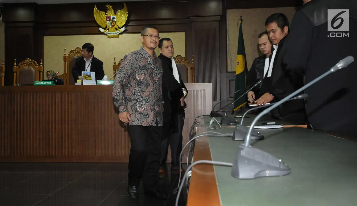 Terdakwa suap pembangunan jalan di Kementerian PUPR, Yudi Widiana (kiri) bersama penasehat hukumnya usai mendengar pembacaan putusan di Pengadilan Tipikor, Jakarta, Rabu (21/3). Yudi divonis 9 tahun penjara. (Liputan6.com/Helmi Fithriansyah)