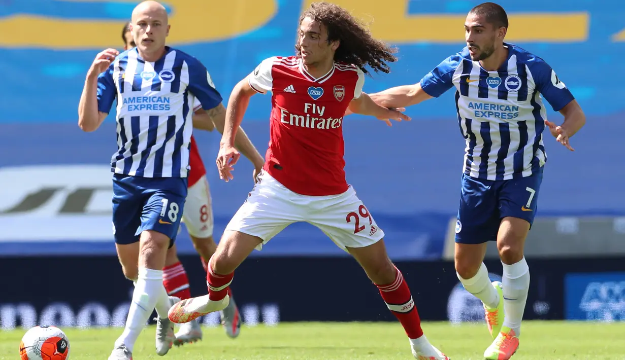 Gelandang Arsenal, Matteo Guendouzi berebut bola dengan striker Brighton & Hove Albion, Neal Maupay pada lanjutan pertandingan Liga Inggris di The American Express Community Stadium, Sabtu (20/6/2020). Sempat unggul, Arsenal tumbang 1-2 di tangan Brighton. (Gareth Fuller/ POOL / AFP)