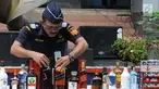 Petugas Kanwil Dirjen Bea dan Cukai Banten menunjukkan rokok dan minuman beralkohol ilegal di Banten (6/3). Barang bukti diamankan atas dugaan pelanggaran kepabeanan dan cukai periode Januari hingga Febuari 2018. (Merdeka.com/Arie Basuki)