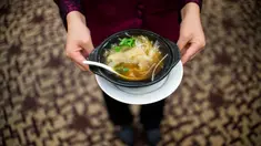 Sup ayam panas merupakan obat kuno untuk memerangi sakit tenggorokan. Semangkuk sup ayam panas dapat mengalahkan antibiotik. (AFP PHOTO/JOHANNES EISELE)