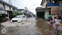 Sebuah mobil berusaha menerobos banjir di kawasan Kemang Utara, Jakarta Selatan, Rabu (20/7). Akibat intensitas hujan deras yang mengguyur Jakarta, sejumlah ruas jalan tergenang air. (Liputan6.com/Yoppy Renato)